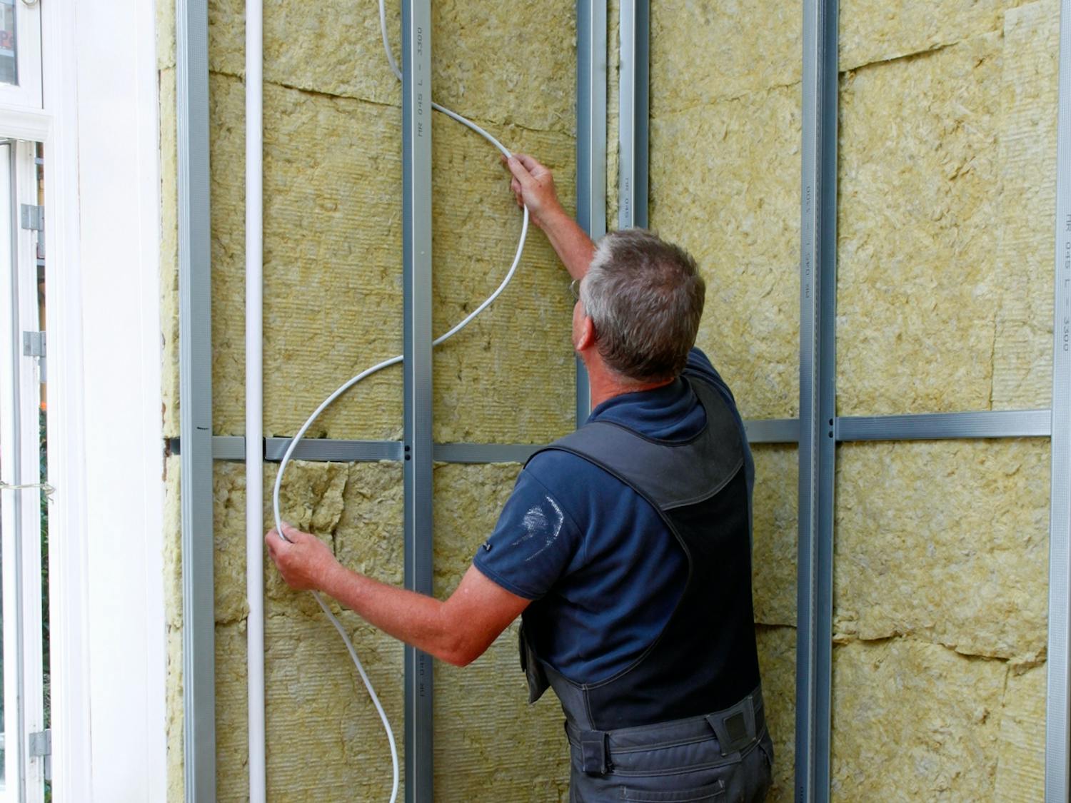 Skjule ledninger i isolering Skjule ledninger i kabelskjuler i isoleringen